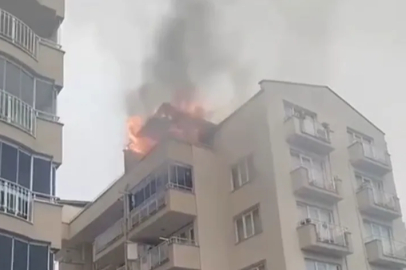Bursa'da 5 katlı binanın çatısı alevlere teslim oldu