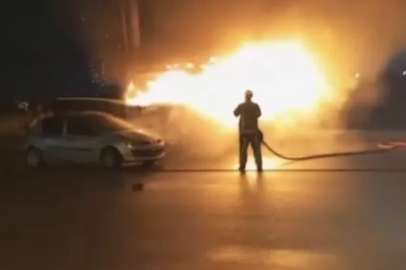 Bursa'da kokoreç aracı alevlere teslim oldu