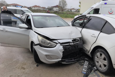 İnegöl'de kontrolden çıkan otomobil park halindeki araçlara çarptı: 5 yaralı