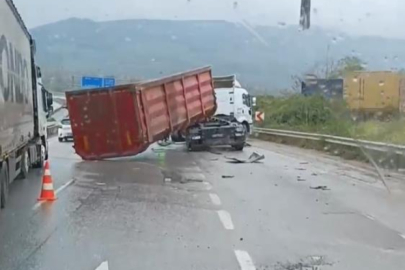 Bursa'da damperi açılan TIR üst geçide çarptı