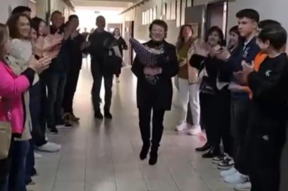 Emekli olan öğretmenlerini böyle uğurladılar