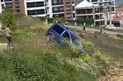 Bursa'da el freni çekilmeyi unutulan araç şarampole uçtu