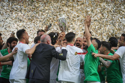 Bursaspor, şampiyonluk kupasını kaldırdı