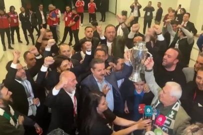Faruk Çelik ve Mustafa Bozbey şampiyonluk kupasını birlikte kaldırdı