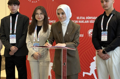 Bakan  Göktaş, "Dijital Dünyada Çocuk Hakları Sözleşmesi"nin ilk imzasını attı