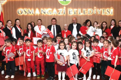 Minik öğrencilerden Başkan Aydın’a 23 Nisan ziyareti