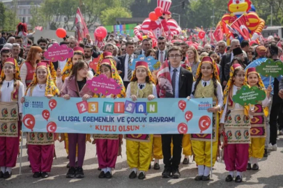 23 Nisan'da Bursalı binlerce çocuk ellerinde bayraklarla yürüdü