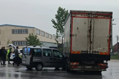 Bursa'da kamyon ile hafif ticari araç çarpıştı: 1 yaralı