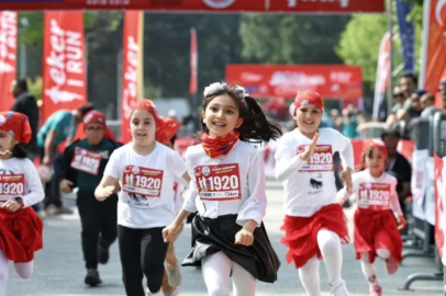 Bursalı binlerce çocuk 23 Nisan coşkusuyla koştu