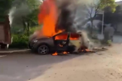 Bursa'da park halindeki otomobil alev topuna döndü