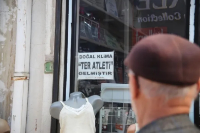 Bursalı esnafın gülümseten afişi: "Doğal klima ter atleti"
