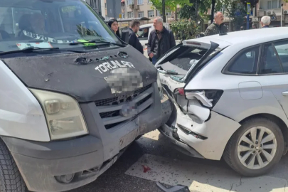 Bursa'da kamyonet ile otomobil çarpıştı: 3 yaralı