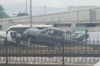 Bursa'da kontrolden çıkan araç durağa daldı