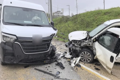 Bursa'da servis minibüsü ile ticari araç çarpıştı: 13 yaralı