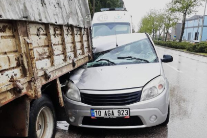 İnegöl'de yağışta kayan otomobil kamyona çarptı: 1 yaralı