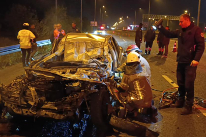 Bursa'da  otomobil kamyonun altına girdi, sürücü ağır yaralandı