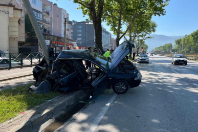 Bursa'da kontrolden çıkan otomobil aydınlatma direğine çarptı: 1’i ağır 2 yaralı