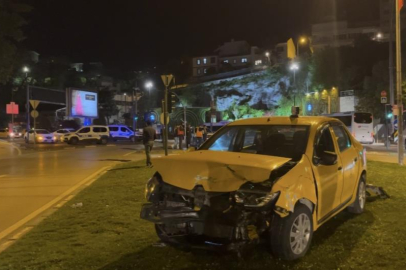 Kırmızı ışıkta geçen otomobil taksiye çarptı: 7 yaralı