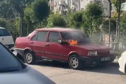 Bursa'da park halindeki otomobil alev alev yandı
