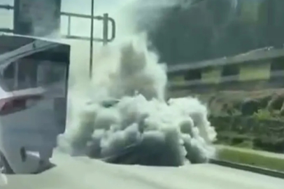 Bursa'da trafikte panik: Arıza yapan araç, dumanlar saçtı