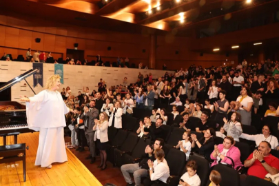 Nilüfer Senfoni Orkestrası ilk konserinde Gülsin Onay'ı ağırladı