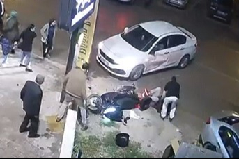 Otomobille motosikletin çarpıştığı kaza kamerada
