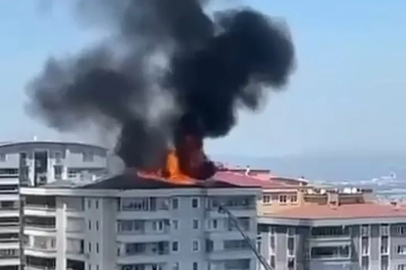 Bursa'da yangın paniği: 6 katlı binanın çatısı küle döndü