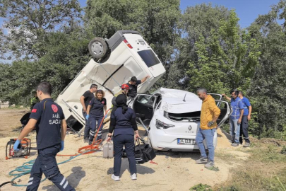 Bursa'da  tozu dumana katan minibüs ortalığı böyle savaş alanına çevirdi: 3 yaralı