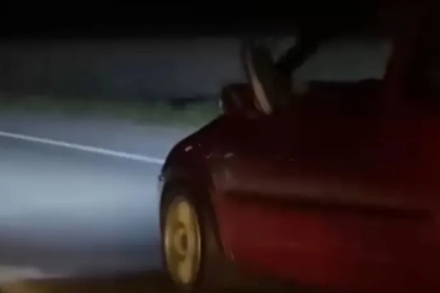 Bursa'da tehlikeli yolculuk...Bir ayağı camda bir ayağı gazda..