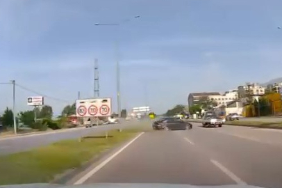 Bursa'da lastiği patlayan otomobil karşı şeride uçtu