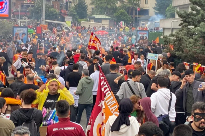 Galatasaraylı taraftarlar Yenikapı'ya akın etti