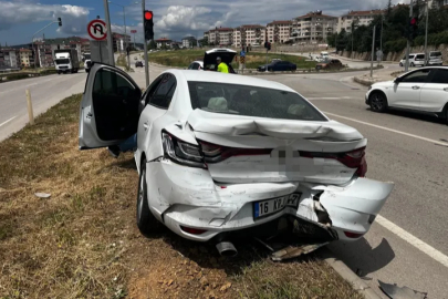 Bursa'da minibüs ile otomobil çarpıştı : 1 yaralı