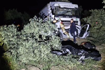 Bursa'da TIR otomobili biçti: 1 ölü, 1 yaralı