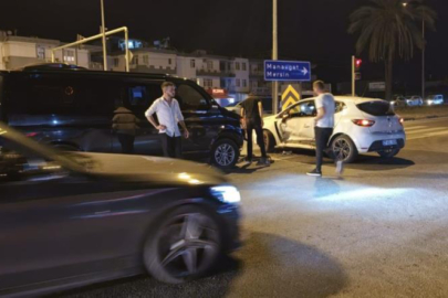 Kırmızı ışık ihlali yapan tur minibüsü otomobile çarptı