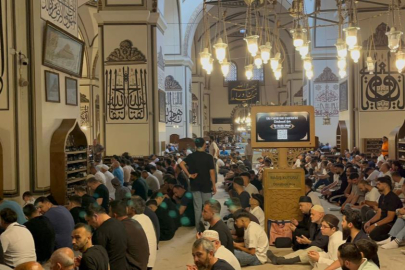Bursa'da binlerce vatandaş Kurban Bayramı'nda Ulu Cami'ye akın etti