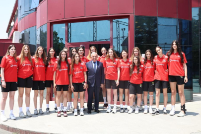 Başkan Şadi Özdemir’den genç voleybolculara motivasyon ziyareti
