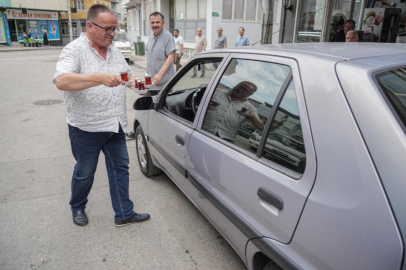 Bursalı esnaftan ilginç çay dagıtımı