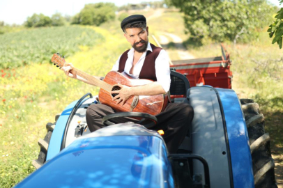 Mehmet Çevik bu sefer de köy ağası olup traktör kullandı
