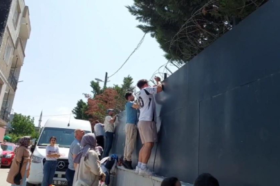 Bursa'da sınava giren çocuklarını görmek için yarıştılar