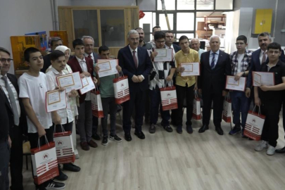 Bursa'da 656 bin 200 öğrenci karne heyecanı yaşadı