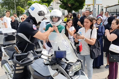Kimliğini düşüren gencin imdadına yunus polisleri yetişti
