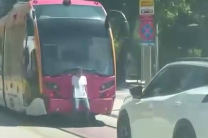 Bursa’da tehlikeli yolculuk: Tramvayın arkasında seyahat etti