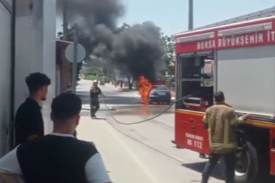 Bursa’da araç alevlere teslim oldu, nedeni araştırılıyor