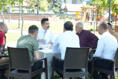 Yenişehir'de başkan makamını parka taşıdı