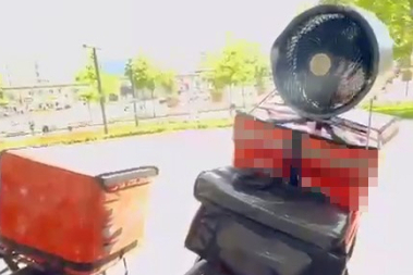 Bursa’da kurye sıcağa direndi: Vantilatörlü motosiklet gündem oldu