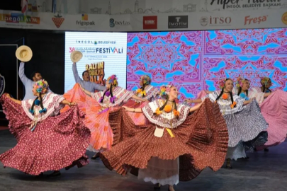 İnegöl’de festival coşkusu: Kültür, dans ve tatlı rekabet