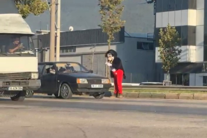 Bursa'da mendil satıcısı 'Miki Fare' büyük ilgi gördü