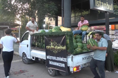 Bursa'da bir mağaza 4 kamyon karpuz dağıttı