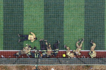 Yorulmayan alev savaşçıları halı sahada böyle dinlendi