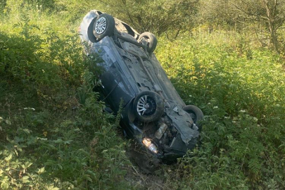 İnegöl'de lastiği patlayan araç şarampole yuvarlandı